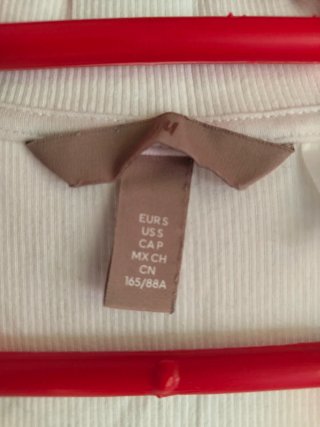 Top H&M blanco con texto