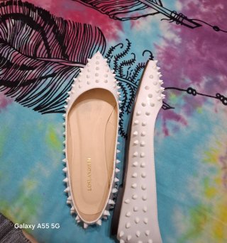 Zapatos blancos con tachuelas