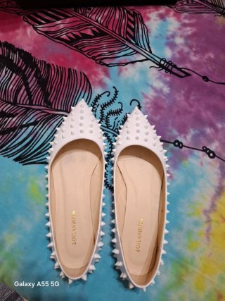 Zapatos blancos con tachuelas