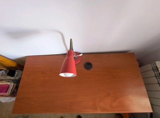 Escritorio de madera marrón con cajones