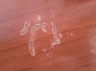 Escritorio de madera marrón con cajones