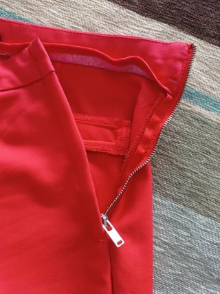 Pantalón rojo elegante