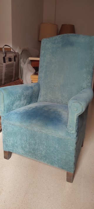 2 poltrone con braccioli in tessuto velluto blu.