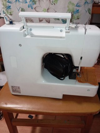 Máquina de coser blanca