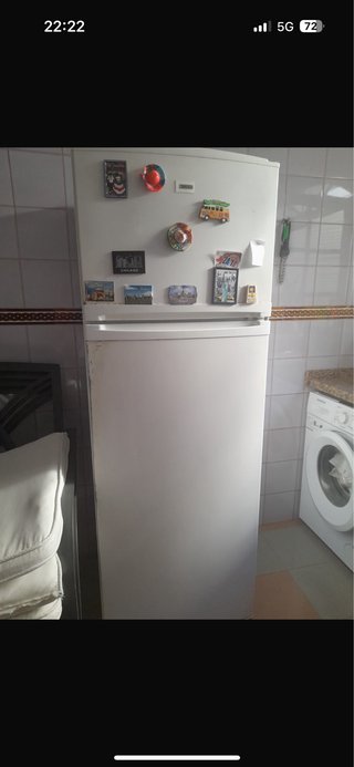 Frigorífico blanco en buen estado