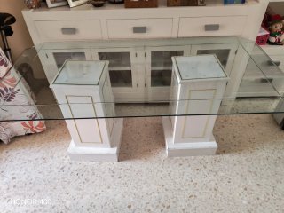 Mesa de cristal con detalles dorados
