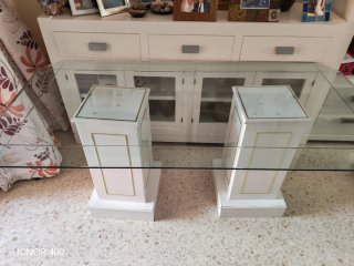 Mesa de cristal con detalles dorados