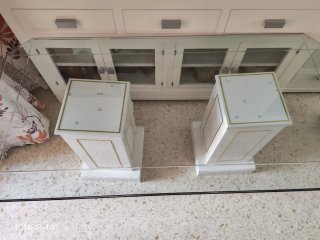 Mesa de cristal con detalles dorados