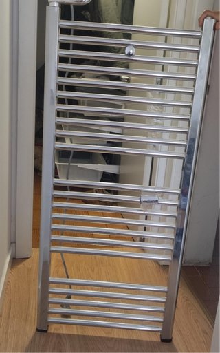 Toallero eléctrico plateado
