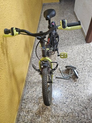 Bicicleta infantil Btwin nera e verde