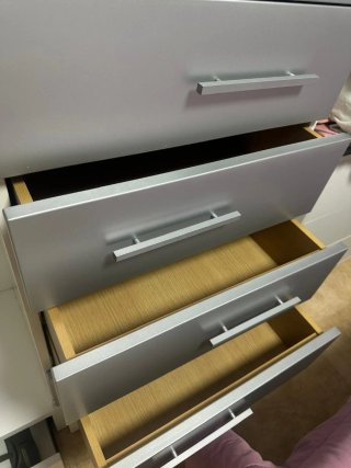 Cómodo mueble de dormitorio con cajones