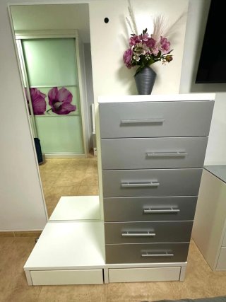 Cómodo mueble de dormitorio con cajones