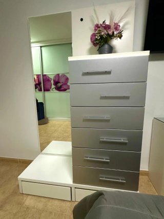 Cómodo mueble de dormitorio con cajones