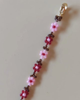 Pulsera de flores rojas y rosas