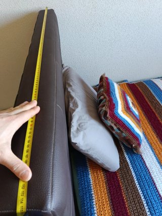 Cabecero tapizado + estanterías + lámparas