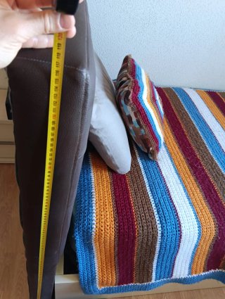 Cabecero tapizado + estanterías + lámparas