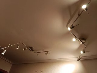 Cabecero tapizado + estanterías + lámparas