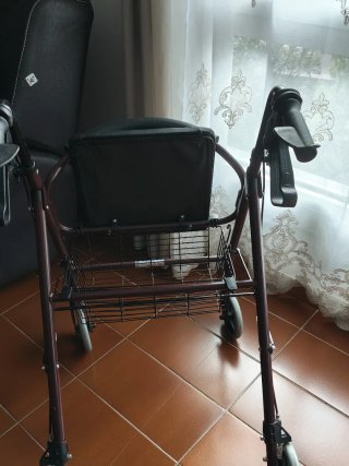 Andador para adultos con asiento y cesta