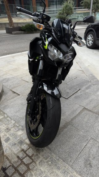 ✨✨MOTO KAWASAKI Z650 Naked Negra y Verde ✨