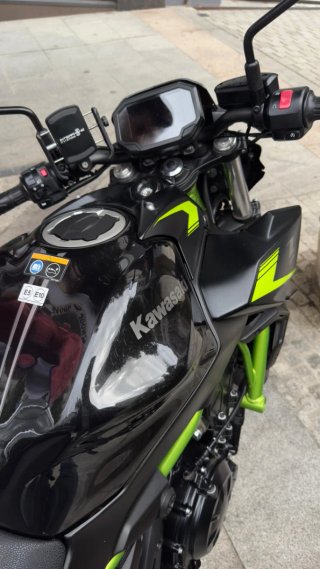 ✨✨MOTO KAWASAKI Z650 Naked Negra y Verde ✨