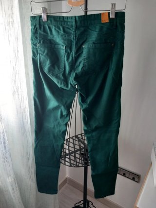 Pantalón verde Stradivarius