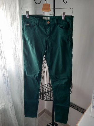 Pantalón verde Stradivarius