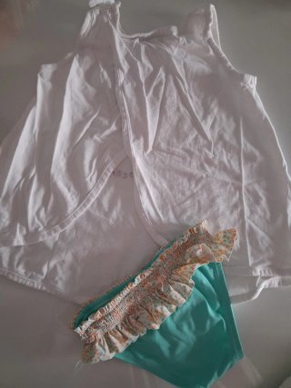 Lote conjuntos  Camisetas y bañadores niña