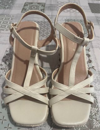 Sandalias cuña beige y blancas