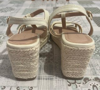 Sandalias cuña beige y blancas