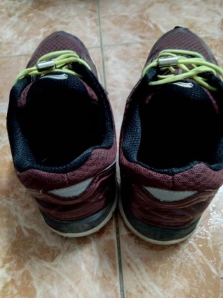 Deportivas color granate.