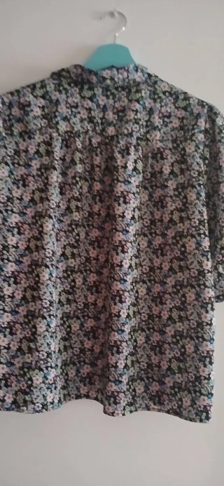 Blusa Neon Nylon floral negra multicolor