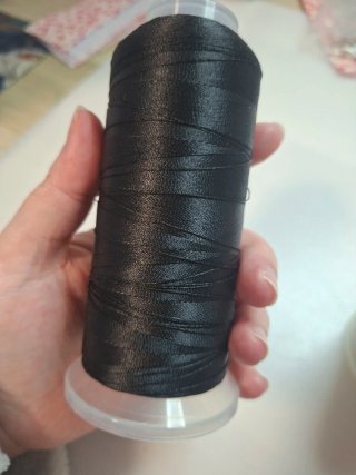 Hilo de bordar negro y blanco
