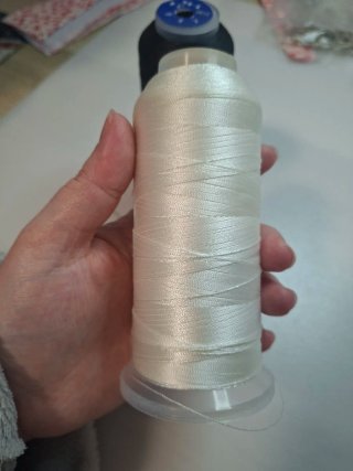 Hilo de bordar negro y blanco
