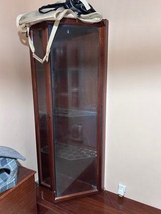 Mueble salón madera y vitrinas cristal