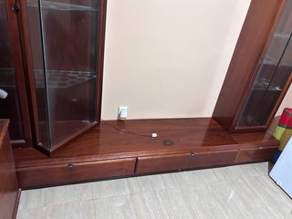 Mueble salón madera y vitrinas cristal