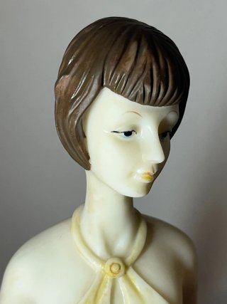 Scultura vintage donna con colomba