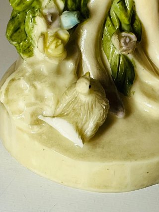 Scultura vintage donna con colomba