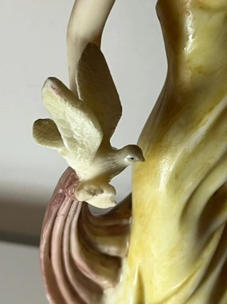 Scultura vintage donna con colomba