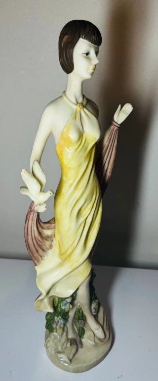 Scultura vintage donna con colomba