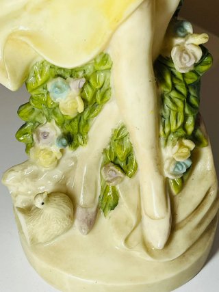 Scultura vintage donna con colomba