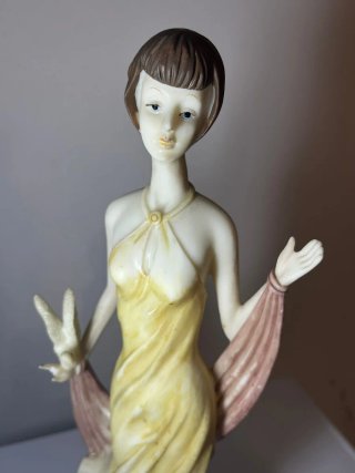 Scultura vintage donna con colomba