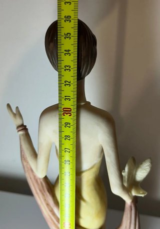 Scultura vintage donna con colomba