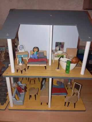 Casita de muñecas con personajes y mobiliario