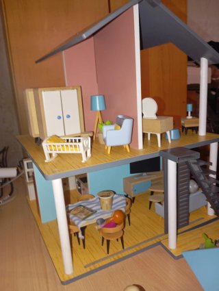 Casita de muñecas con personajes y mobiliario