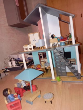 Casita de muñecas con personajes y mobiliario