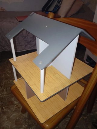 Casita de muñecas con personajes y mobiliario