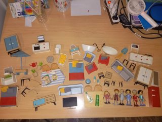 Casita de muñecas con personajes y mobiliario
