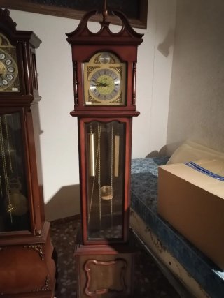 Reloj de pie clásico madera
