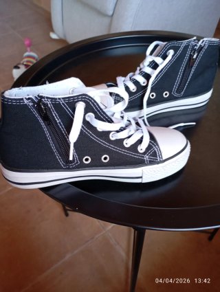 Zapatillas altas unisex negras y blancas talla 34