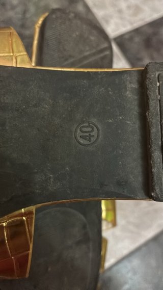 Chanclas doradas efecto piel de cocodrilo